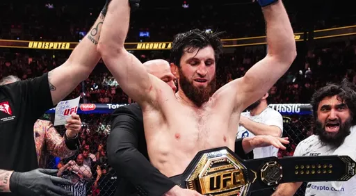 Чемпиона UFC Анкалаева встретили сотни болельщиков в Махачкале