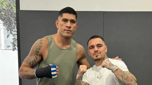 Австралийский боксер Камбосос встретился с чемпионом UFC Перейрой в зале
