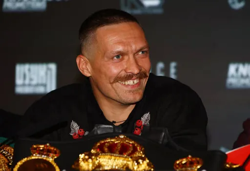 Усик усомнился в словах Канело, который назвал себя лицом современного бокса