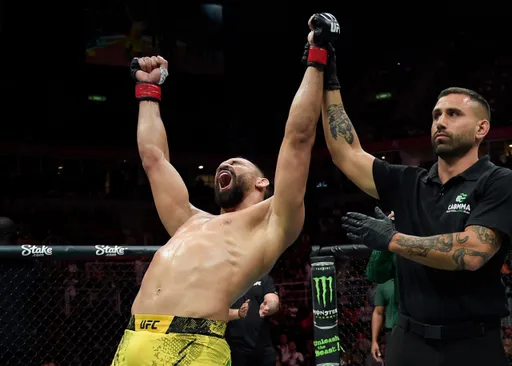 Украинец Потеря потерпел досрочное поражение от бразильца Перейры на UFC 301