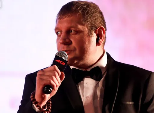 Александр Емельяненко спел песню о брате
