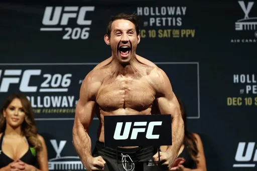 Бывший боец UFC назвал возможные способы для победы над Адесаньей