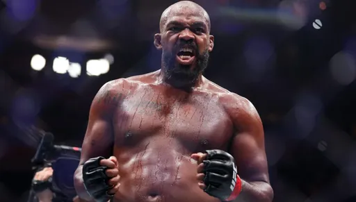 Чемпион UFC Джонс: в детстве я хотел помогать людям, а теперь зарабатываю на жизнь тем, что избиваю их