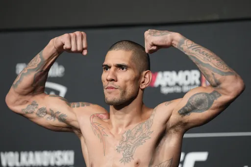 Чемпион UFC Перейра опубликовал видео с подписанием контракта