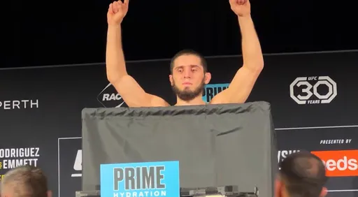 Результаты взвешивания UFC 284: Волкановски оказался тяжелее Махачева