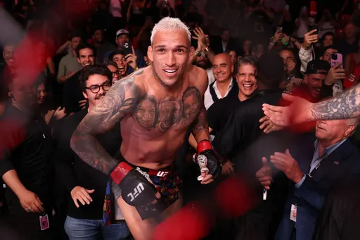 Рекордсмена UFC еще рано списывать: Оливейра едва не закончил с MMA, а теперь идет за поясом