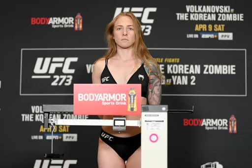Экс-боец UFC Хансен показала фото в сексуальном наряде