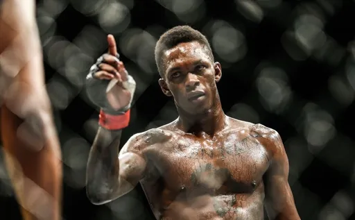 Адесанья призвал средневесов UFC встать перед ним на колени