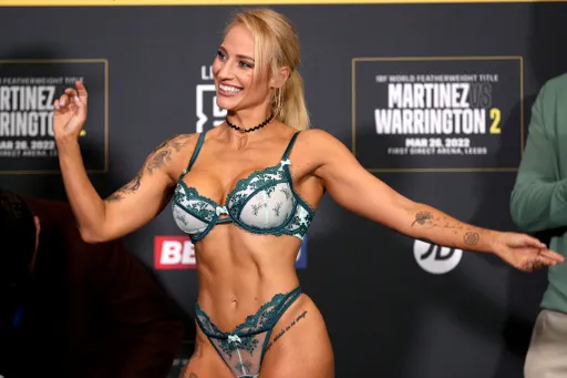 Обладательница титула IBF Бриджес показала фото в сексуальном наряде
