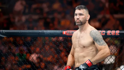 Экс-чемпион UFC Вайдман объявил о завершении карьеры