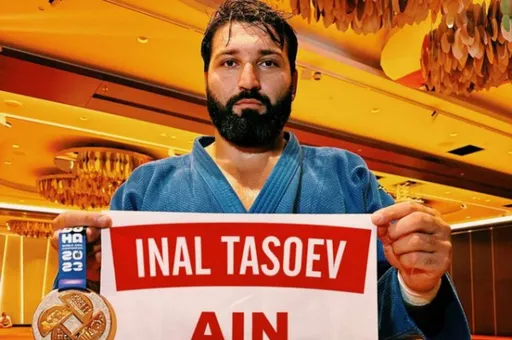 Чемпион мира Тасоев подарил спортивную экипировку дзюдоистам из Владикавказа