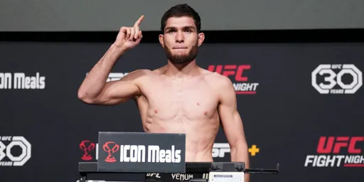 Таджикистанец Алиев подерется с англичанином Роком на турнире UFC в Катаре