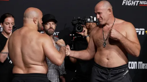 Смотреть онлайн Алексей Олейник – Илир Латифи 1 октября на турнире UFC Vegas 61