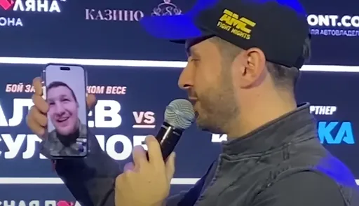 Минеев из зоны СВО позвонил по видеосвязи во время взвешивания к AMC Fight Nights 118, чтобы пожелать удачи ученику