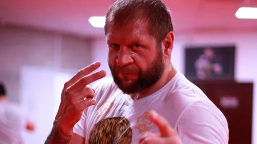 Александр Емельяненко показал, как делает выход силой на кольцах