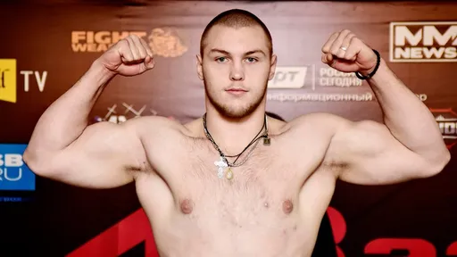 Россиянин Билостенный ногой с разворота нокаутировал немца Араса в рамках Bellator 299 в Дублине