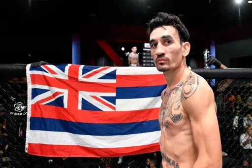 Холлоуэй нокаутировал Гейджи за секунду до конца боя на турнире UFC 300