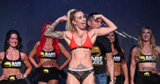 Боец Bare Knuckle FC Старлинг опубликовала фото в сексуальном наряде
