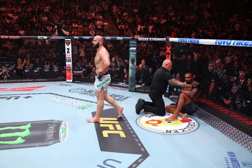 Россиянин Мурзаканов нокаутировал бразильца Рибейро на турнире UFC 316