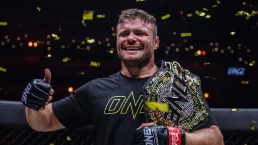 Малыхин нокаутировал Буллара и стал двойным чемпионом ONE