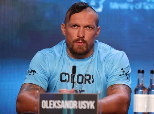 Писатель Беседин считает, что решивший стать президентом Украины боксер Усик лишь исполняет роль