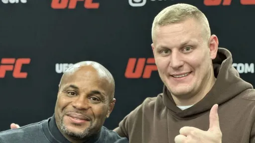 Павлович опубликовал совместное фото с Кормье перед UFC 295
