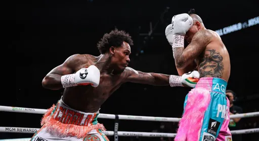 Чемпион WBC Джермалл Чарло победил Хосе Бенавидеса
