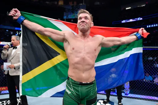 Дю Плесси стал первым чемпионом UFC из ЮАР