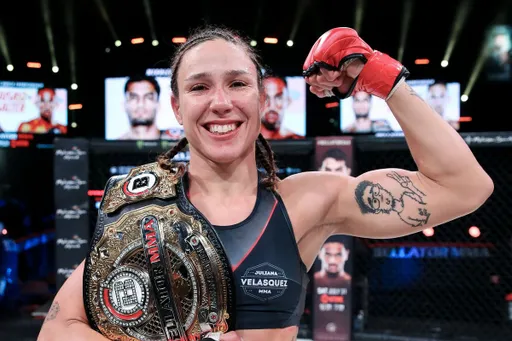 Кармуш победила Макфарлэйн техническим нокаутом и защитила титул Bellator в женском наилегчайшем весе
