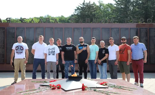 Экс-чемпионы мира по боксу Поветкин, Лебедев и Проводников возложили цветы к Вечному огню в Южно-Сахалинске
