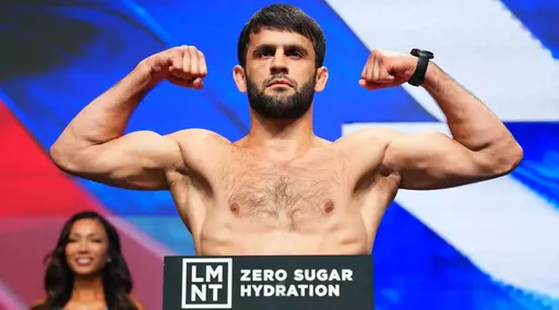 Финалисты Гран-при PFL в легком весе Рабаданов и Дэвис провели первую битву взглядов