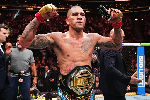 Перейра продемонстрировал золотой браслет в виде пояса UFC