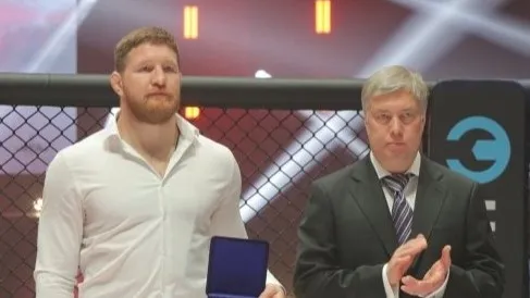 Минеев и Русских открыли турнир AMC Fight Nights 120, посвященный памяти Петра Минеева