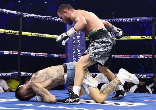 Усик поздравил Ломаченко с завоеванием титула IBF