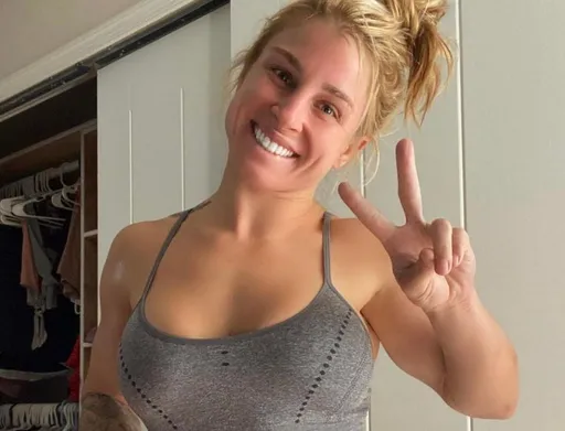 Боец UFC Голди показала горячее фото в бикини из бассейна