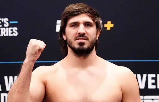 Вахитов может подписать контракт с UFC после боя с Верхувеном