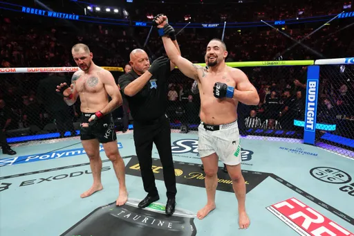 Уиттакер победил Крылова техническим нокаутом на турнире UFC 329