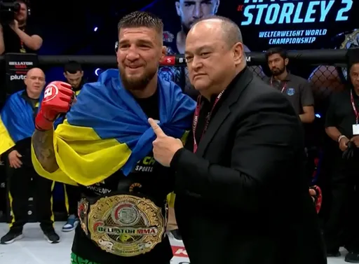 Амосов победил Сторли в главном бою Bellator 291 и сохранил чемпионский титул