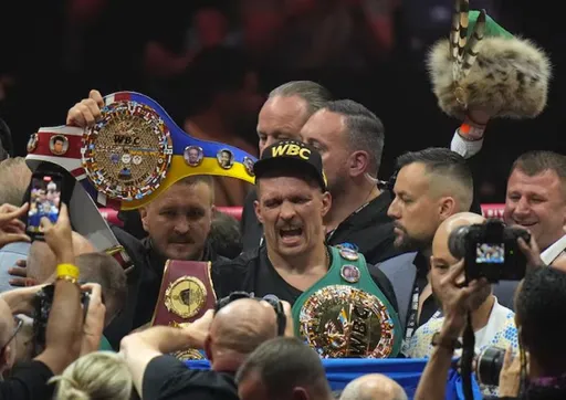 Усик готов подписать контракт с UFC