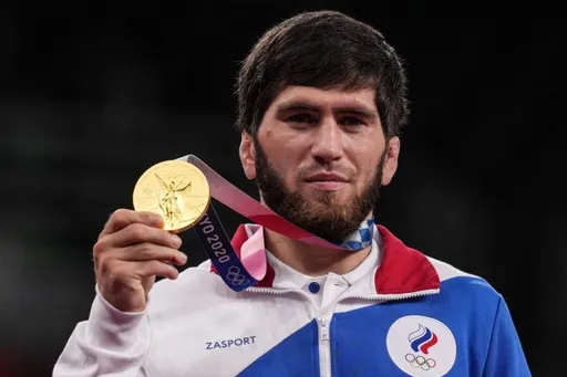 Россиянин Угуев стал трехкратным чемпионом мира по вольной борьбе, победив в финале иранца Джавана