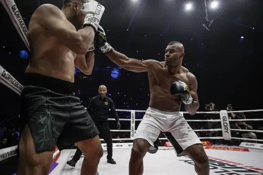 Оверим единогласным решением победил Хари на Glory Collision 4