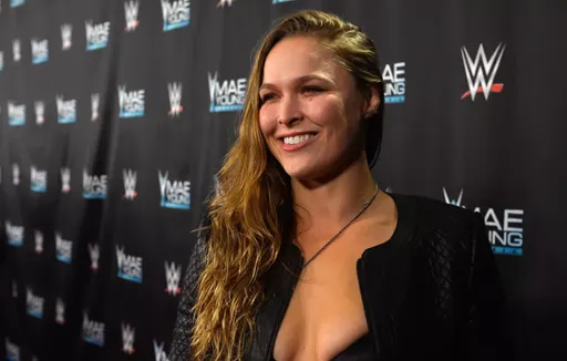 Бывшая чемпионка UFC Роузи намекнула на возобновление карьеры