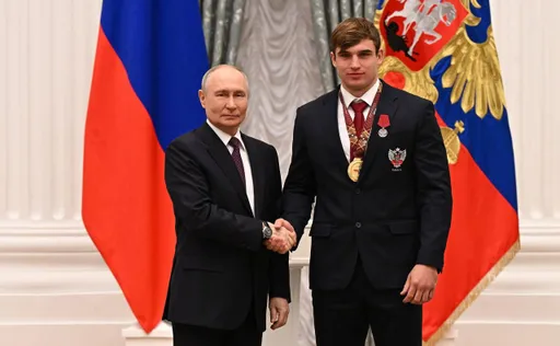 Чемпион мира по боксу Суров: честь и гордость получить награду из рук Путина