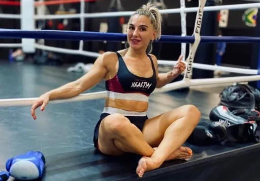Экс-боец UFC Александра Албу опубликовала горячее фото на пляже