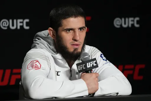 Биспинг: Махачев хочет стать двойным чемпионом UFC, но ему стоит быть осторожным со своими желаниями