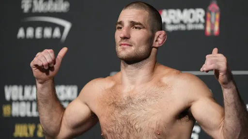 Стрикленд выразил уважение дю Плесси перед боем на UFC 297