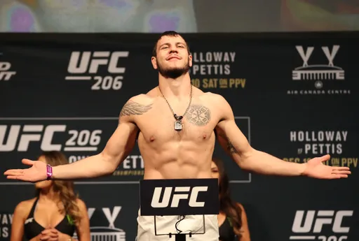 Крылов и Уиттакер показали одинаковый вес перед боем на турнире UFC 329