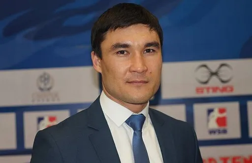 Олимпийского чемпиона по боксу Сапиева, ставшего чиновником, избил заместитель