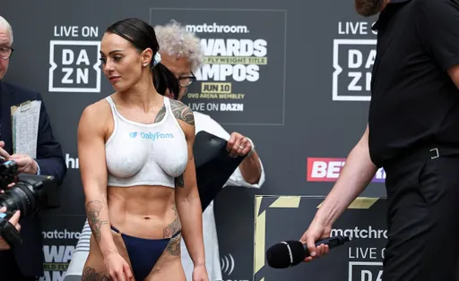 Бывшая обладательница титула IBF Джонсон, явившаяся голой на взвешивание, показала горячее фото в лифчике
