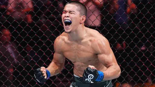 Работал на рынке и дрался в ночных клубах, а теперь войдет в историю UFC: биография Асу Алмабаева